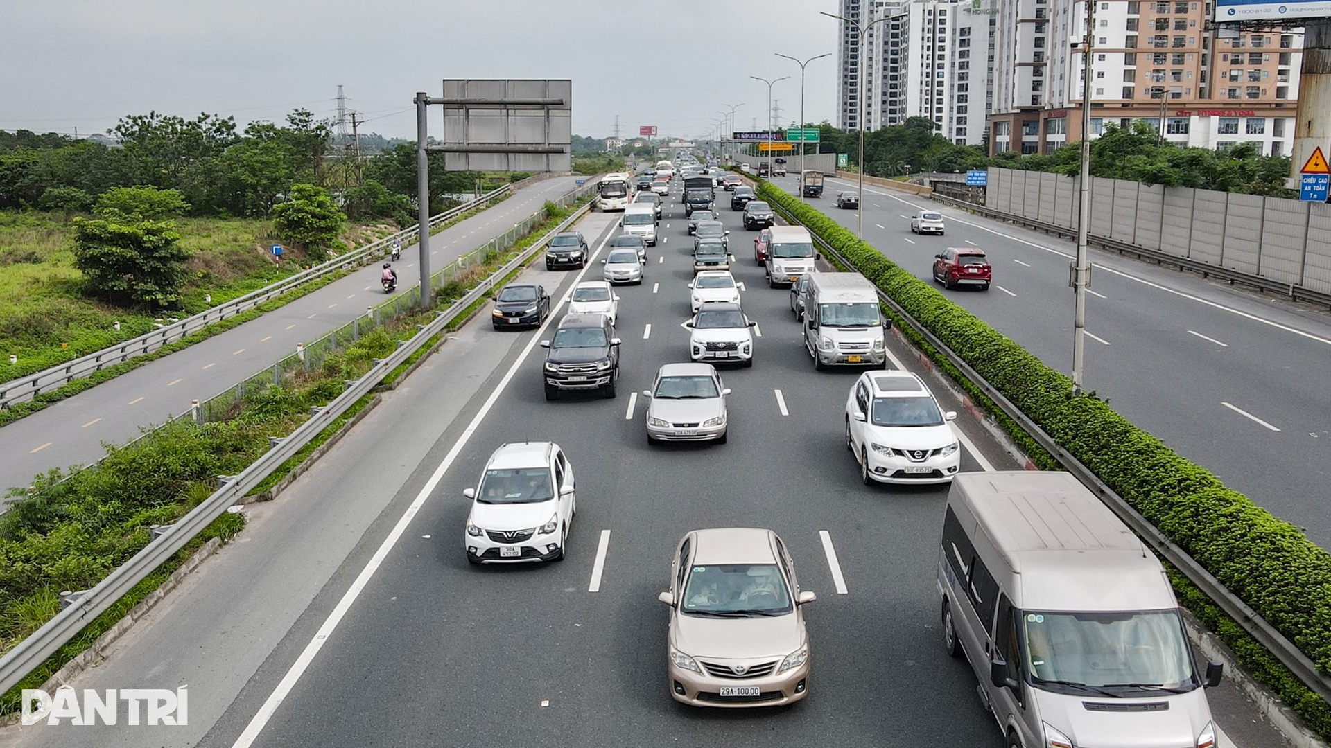 Chưa hết nghỉ lễ, người dân ùn ùn quay lại Thủ đô vì ám ảnh tắc đường - 2 Chưa hết nghỉ lễ, người dân ùn ùn quay lại Thủ đô vì ám ảnh tắc đường - 2