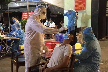 Cách ly y tế hàng loạt địa điểm và chuyến bay đến TPHCM