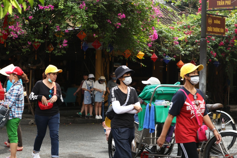 Hội An thắt chặt phòng ngừa dịch bệnh, du khách vẫn tấp nập tham quan - 6 Hội An thắt chặt phòng ngừa dịch bệnh, du khách vẫn tấp nập tham quan - 6