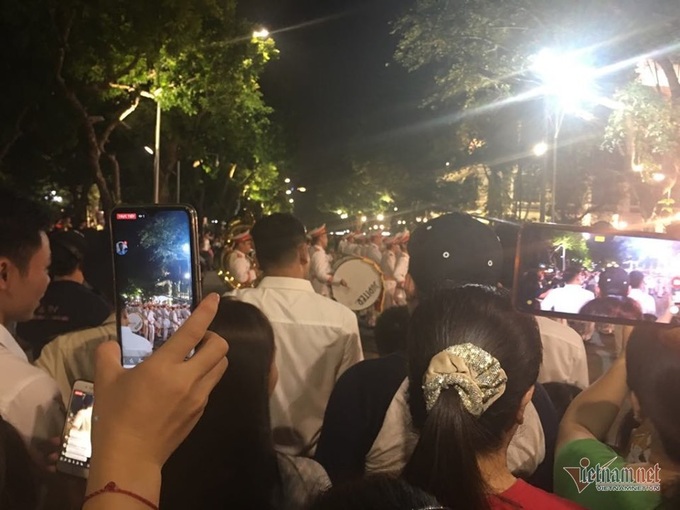 Đại tướng Tô Lâm say sưa hoà cùng dòng người thưởng thức dàn kèn bên Hồ Gươm - Ảnh 19. Đại tướng Tô Lâm say sưa hoà cùng dòng người thưởng thức dàn kèn bên Hồ Gươm - Ảnh 19.