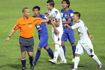 Trọng tài kém chuyên môn hay yếu bản lĩnh tại V-League?