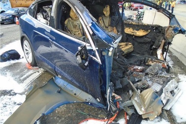 Tesla lại bị kiện vì hệ thống lái tự động