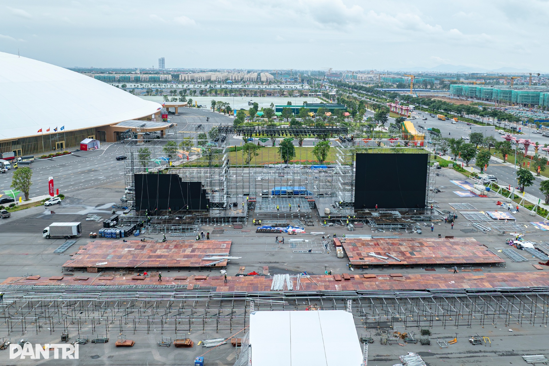 Se están terminando de construir miles de stands, listos para la Feria de Otoño de 2025 - 15 Hàng nghìn gian hàng gấp rút hoàn thiện, sẵn sàng cho Hội chợ Mùa thu 2025 - 15
