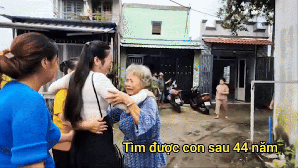 Cho con vì nhà khổ quá, vợ chồng già khóc nấc ngày gặp lại sau 44 năm - 3 Cho con vì nhà khổ quá, vợ chồng già khóc nấc ngày gặp lại sau 44 năm - 3