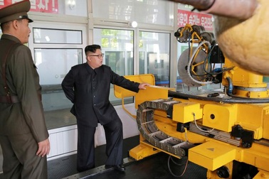 Chuyến thị sát cơ sở tên lửa giữa lúc “nước sôi lửa bỏng” của ông Kim Jong-un
