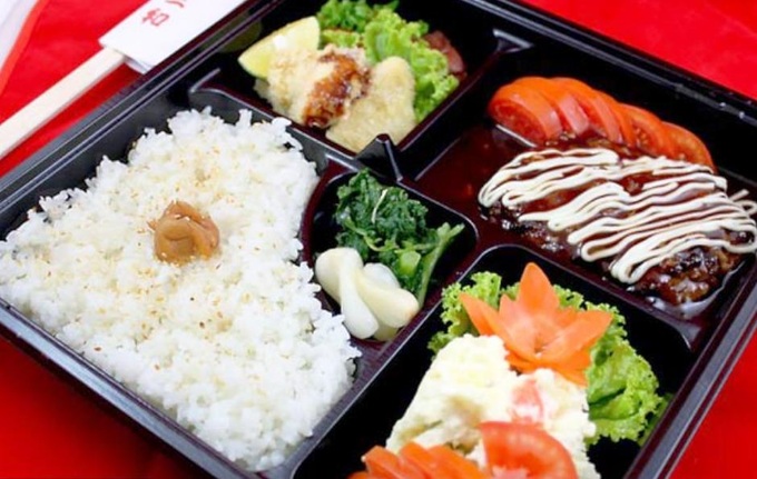 Trao 100.000 suất ăn "thảo thơm cơm nhà" cho cán bộ y tế tuyến đầu ở các tỉnh phía Nam - Ảnh 1.
