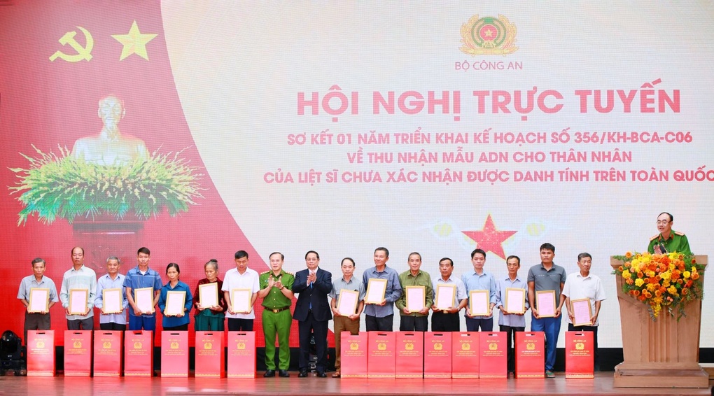 Một năm hoạt động của Ngân hàng Gen Liệt sĩ: 51.000 mẫu ADN và hành trình tri ân bằng khoa học - 1 Bộ Công an công bố kết quả triển khai Ngân hàng Gen Liệt sĩ và trao kết quả xác định danh tính liệt sĩ cho các thân nhân (Ảnh: GeneStory).