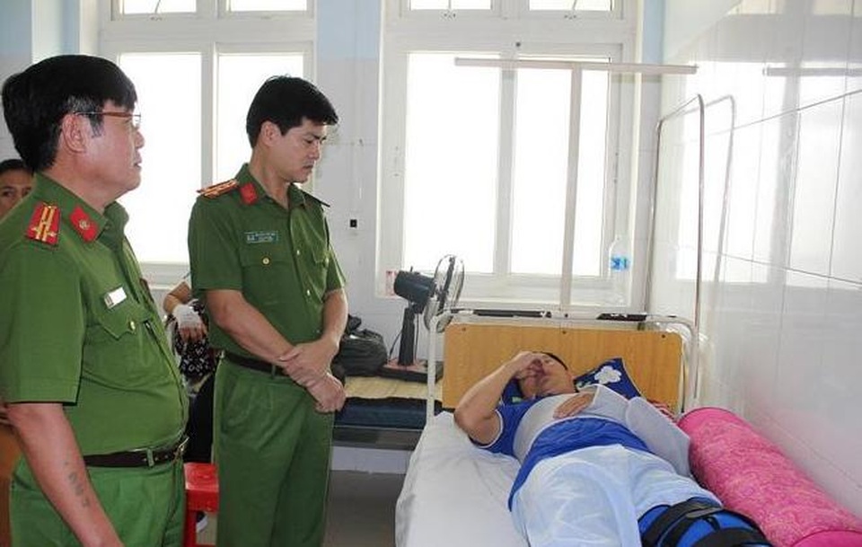 Nam thanh niên chạy xe không đội mũ bảo hiểm tông thẳng vào Đại úy CSGT - 1