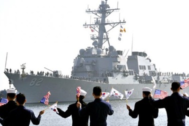 Uy lực chiến hạm Hải quân Mỹ áp sát đảo nhân tạo