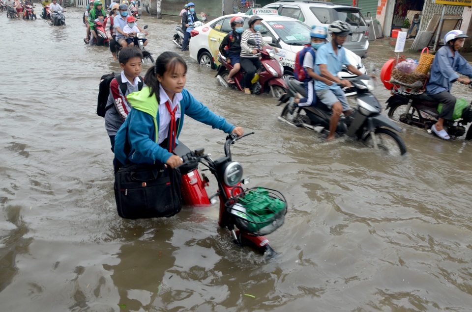 Người Sài Gòn khốn khổ sáng đầu tuần vì triều cường đạt đỉnh - 12 Người Sài Gòn khốn khổ sáng đầu tuần vì triều cường đạt đỉnh - 12
