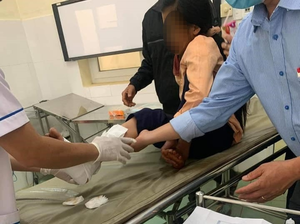 Cha 79 tuổi khóc ngất bên thi thể con trai lớp 4 bị xe cán - 1 Cha 79 tuổi khóc ngất bên thi thể con trai lớp 4 bị xe cán - 1