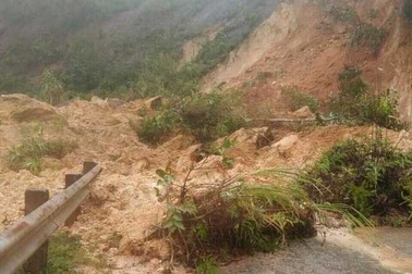 Sạt lở đường khiến 500 hộ dân bị cô lập