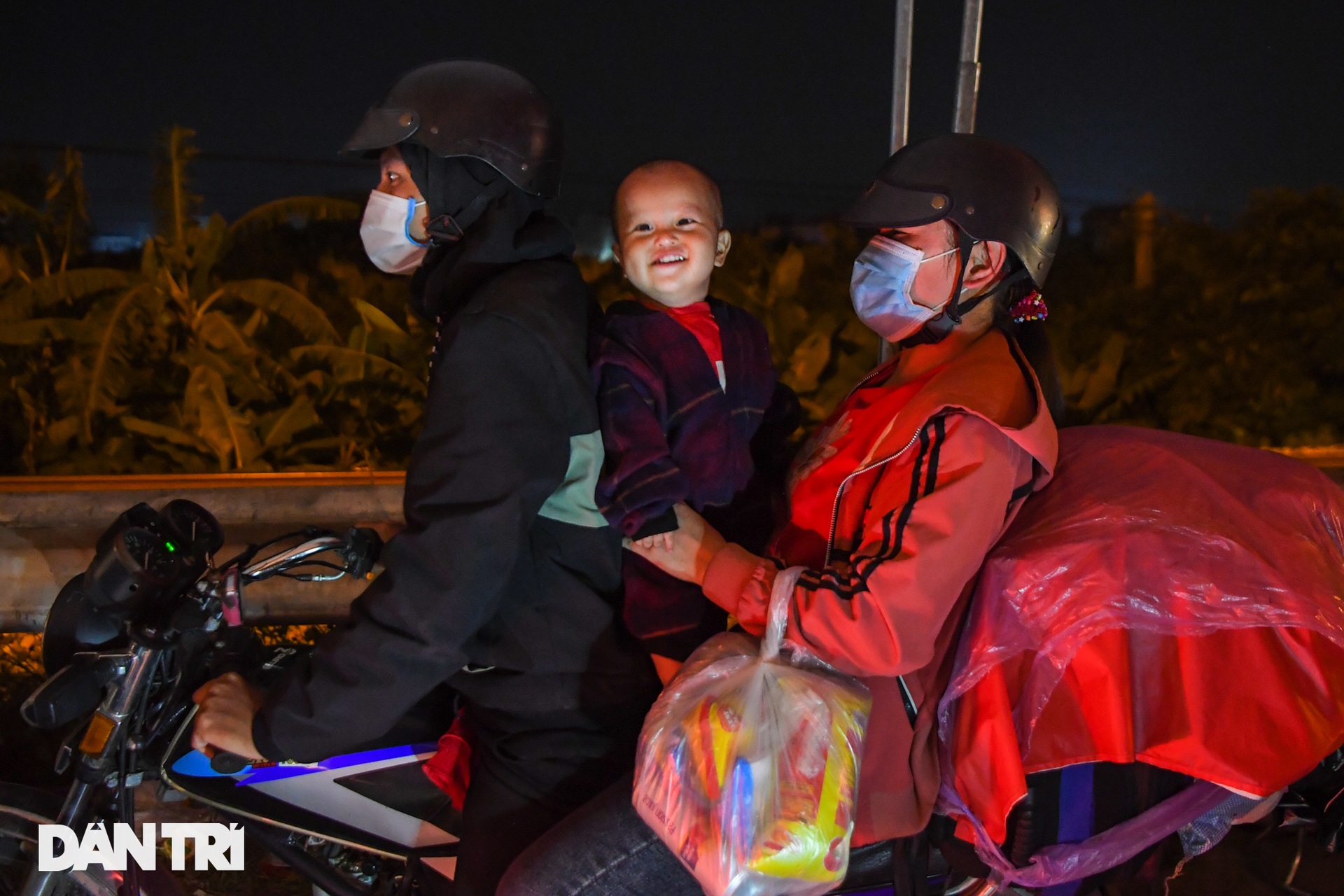 Những đôi chân mệt nhoài trong cuộc hồi hương gần 2.000 km ngang qua Thủ đô - 13 Những đôi chân mệt nhoài trong cuộc hồi hương gần 2.000 km ngang qua Thủ đô - 13