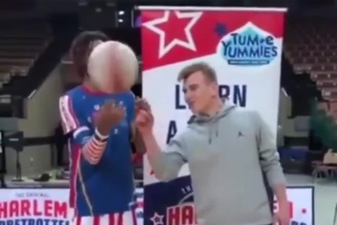 Vận động viên bóng rổ hổ thẹn khi vô tình "múa rìu qua mắt thợ"