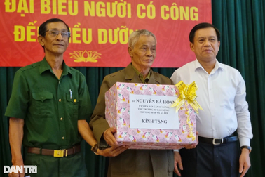 Thứ trưởng Bộ LĐ-TB&XH tặng quà đoàn đại biểu người có công TP Đà Nẵng