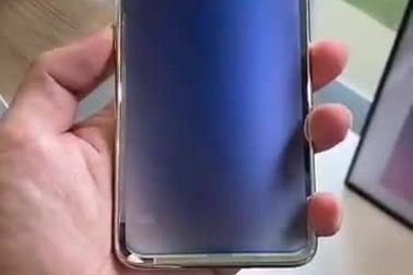 Smartphone thay đổi màu sắc ở mặt lưng chỉ bằng một nút bấm