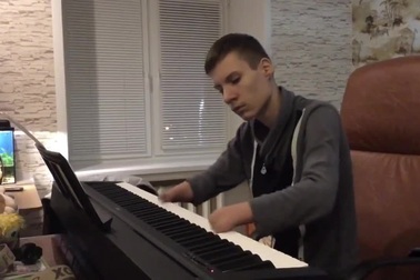 Alexey Romanov đánh đàn piano ấn tượng dù không có đôi tay (2)