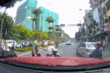 Bị bê sang đường vì thản nhiên dừng xe giữa đường nói điện thoại