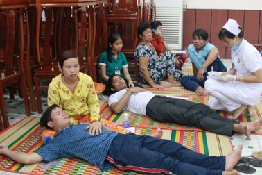 Hàng trăm công nhân ngộ độc sau bữa ăn trưa