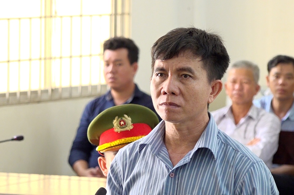 Giở trò đồi bại với bé gái 7 tuổi, lĩnh 14 năm tù - 1 Giở trò đồi bại với bé gái 7 tuổi, lĩnh 14 năm tù - 1