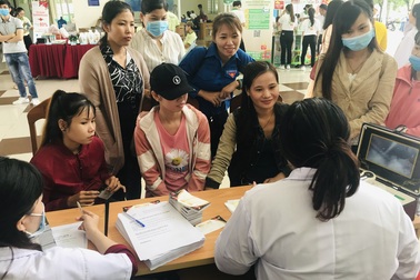 Cần đảm bảo tiền lương, việc làm ổn định cho lao động nữ