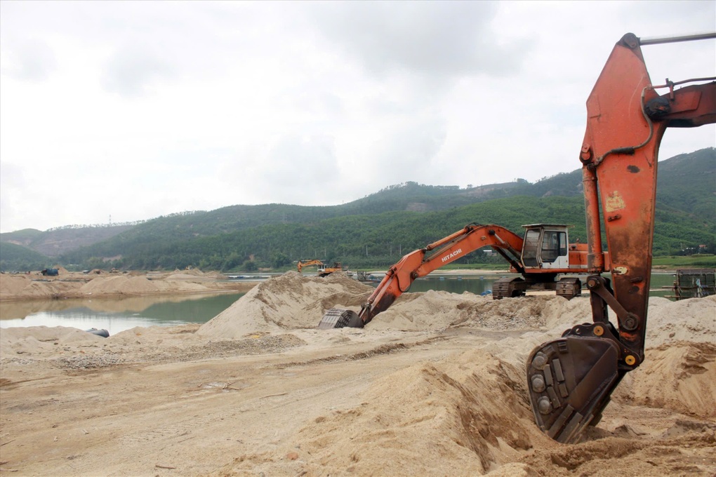 Hơn 20 giờ đấu giá, mỏ cát khởi điểm 1,2 tỷ vọt lên gần 373 tỷ đồng - 1 Hơn 20 giờ đấu giá, mỏ cát khởi điểm 1,2 tỷ vọt lên gần 373 tỷ đồng - 1