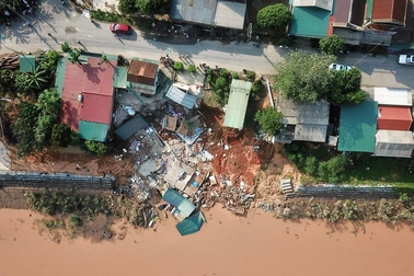 Dân hô hoán nhau bỏ chạy khi thấy bờ sông sạt lở, kéo nhà đổ sập