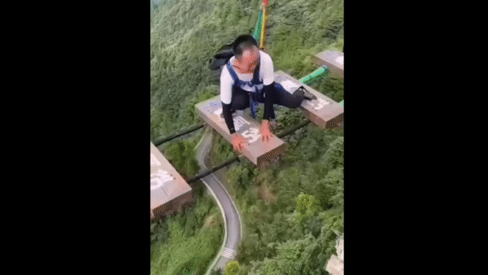 Du khách hoảng loạn, gào thét khi chơi cầu treo mạo hiểm - 1 Du khách hoảng loạn, gào thét khi chơi cầu treo mạo hiểm - 1