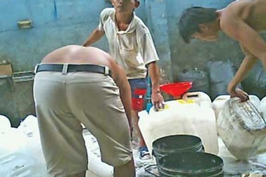 Tinh luyện dầu ăn bằng chất tẩy rửa