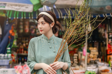 Cùng hoa khôi xuống phố đón Tết Quý Mão an nhiên