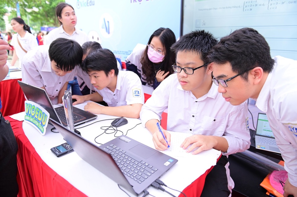 Thanh nam châm hút trải nghiệm tại ngày hội công nghệ thông tin - 2 Thanh nam châm hút trải nghiệm tại ngày hội công nghệ thông tin - 2