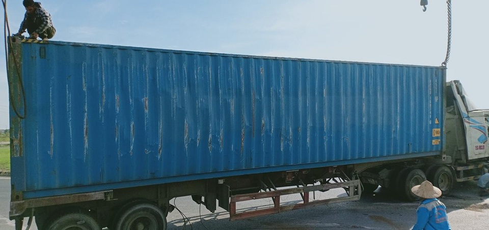 Thót tim khoảnh khắc xe container lật ngang, đè trúng xe máy - 2 Thót tim khoảnh khắc xe container lật ngang, đè trúng xe máy - 2