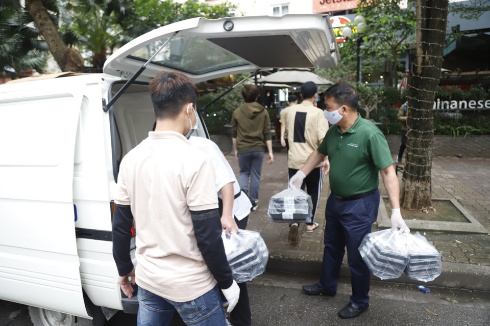 Khóa Huy Hoàng trao hàng trăm suất quà cho bệnh nhân nghèo xóm chạy thận - 5