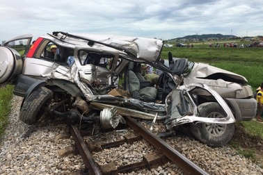 Về quê ăn rằm tháng Bảy, 4 người bị tàu đâm thương vong