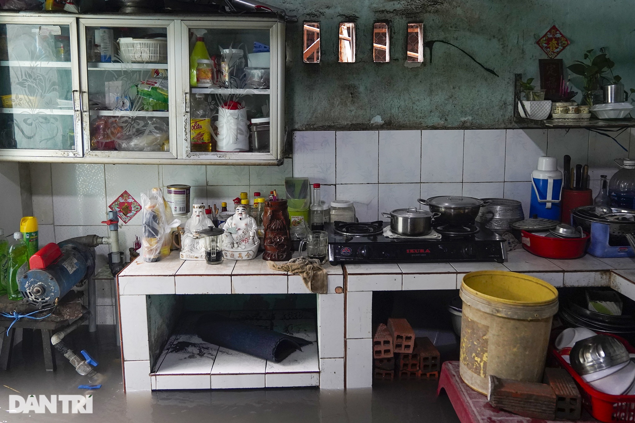 Kinh hoàng con hẻm giữa Sài Gòn, cứ mưa là nước chảy vào nhà như thác lũ - 3 Kinh hoàng con hẻm giữa Sài Gòn, cứ mưa là nước chảy vào nhà như thác lũ - 3