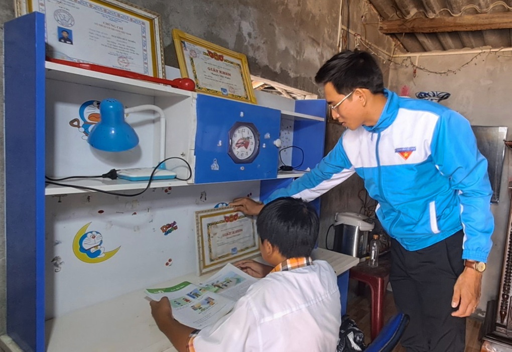 Chàng trai Bình Định mê chèo bả trạo, nhận đỡ đầu học sinh khó khăn - 1 Chàng trai Bình Định mê chèo bả trạo, nhận đỡ đầu học sinh khó khăn - 1
