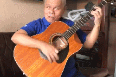 Clip “nghệ sĩ mù thể hiện tài năng guitar điêu luyện” ấn tượng nhất tuần qua