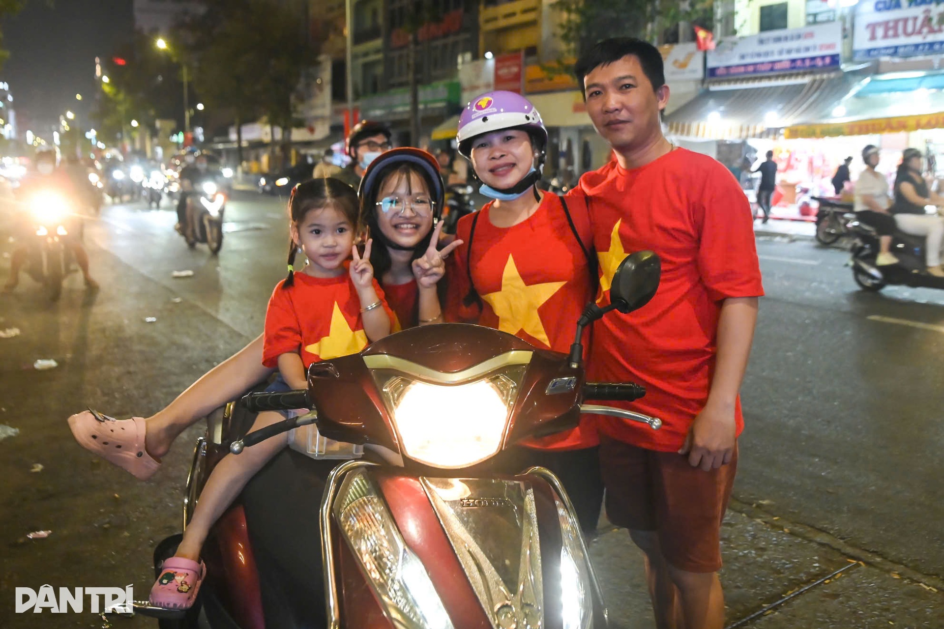 Không khí hàng triệu người hâm mộ cả nước cuồng nhiệt cổ vũ tuyển Việt Nam - 6 Không khí hàng triệu người hâm mộ cả nước cuồng nhiệt cổ vũ tuyển Việt Nam - 6