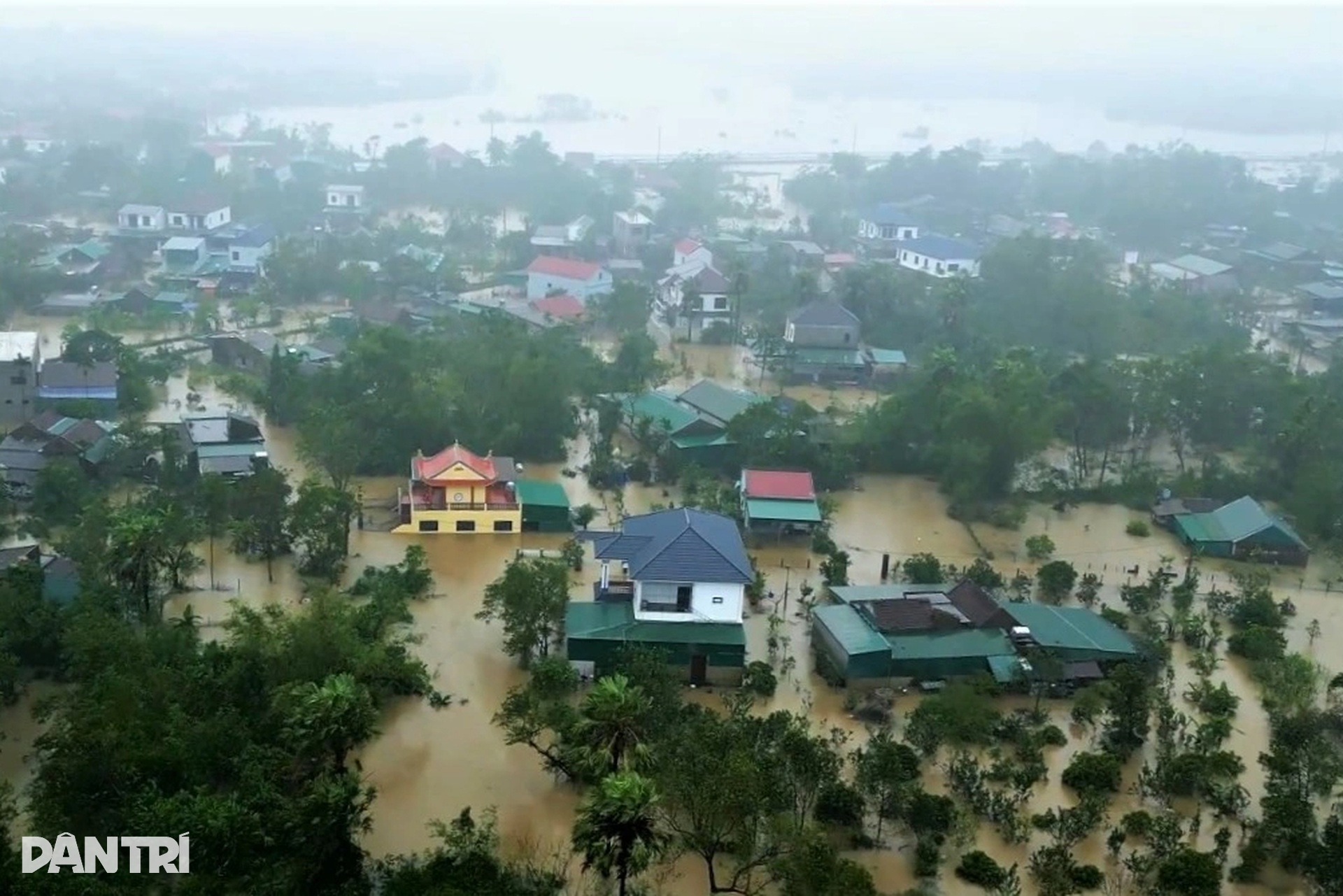 Đưa người quá cố đi hỏa táng giữa mênh mông nước lũ - 1 Đưa người quá cố đi hỏa táng giữa mênh mông nước lũ - 1