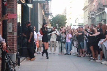 Kendall Jenner khoe chân dài trên phố