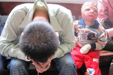 Lời xin lỗi muộn màng trong phiên tòa xử kẻ đốt con