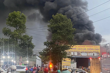 Xưởng sản xuất vật liệu xây dựng rộng 1.000m2 chìm trong biển lửa