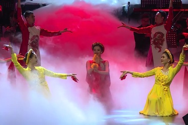 Tân Nhàn gây bất ngờ khi hát văn "Cô đôi thượng ngàn"