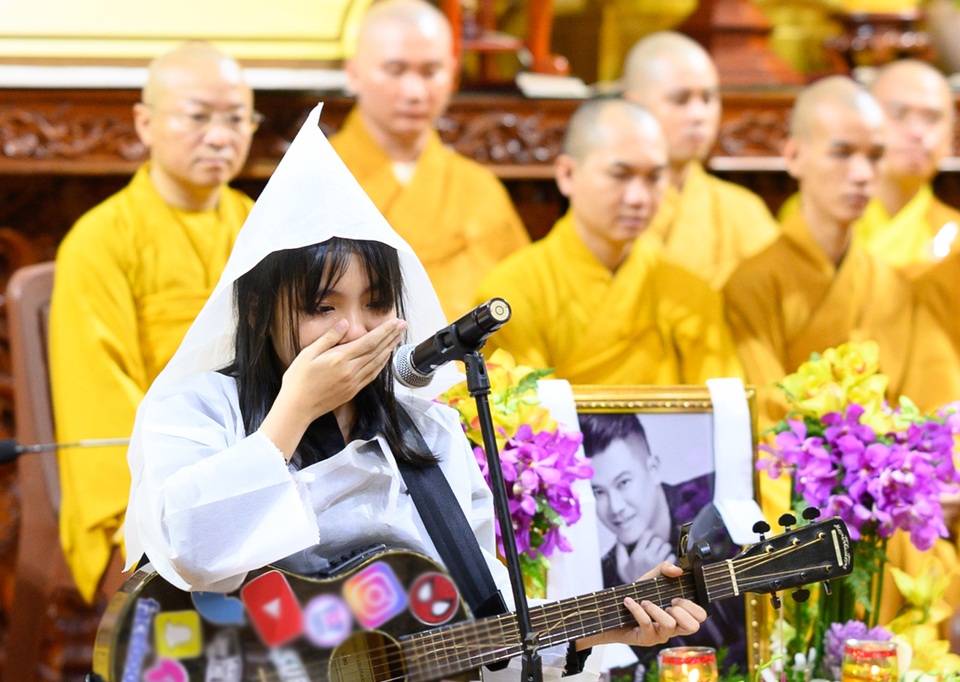 Con gái Vân Quang Long khóc khi hát Ba kể con nghe trong Lễ cầu siêu - 6 Con gái Vân Quang Long khóc khi hát Ba kể con nghe trong Lễ cầu siêu - 6