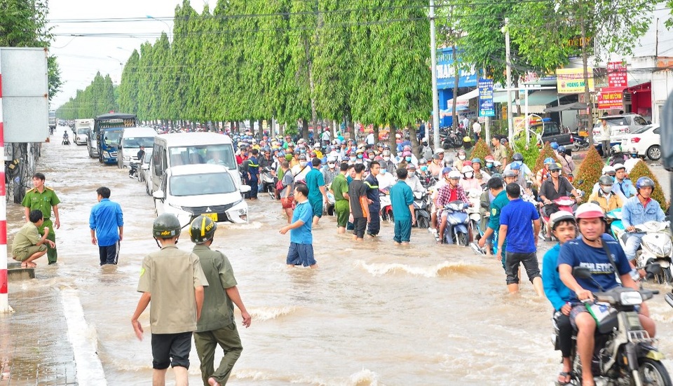 Đường phố Cần Thơ mênh mông như sông, dòng phương tiện bì bõm lội - 9 Đường phố Cần Thơ mênh mông như sông, dòng phương tiện bì bõm lội - 9