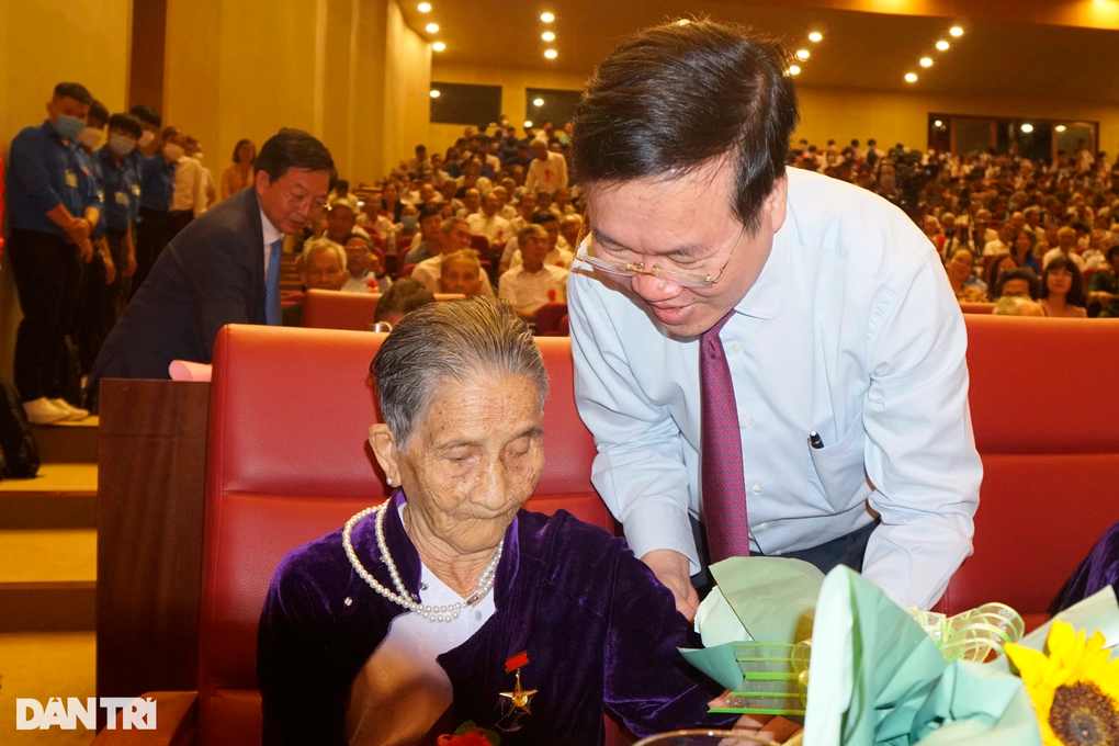 Thường trực Ban Bí thư Võ Văn Thưởng tặng quà người có công - 1 Thường trực Ban Bí thư Võ Văn Thưởng tặng quà người có công - 1