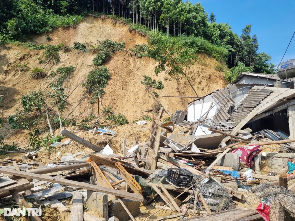 Nhà sập rồi, chồng tôi mất mà không có được bộ quần áo mới - 5 Nhà sập rồi, chồng tôi mất mà không có được bộ quần áo mới - 5