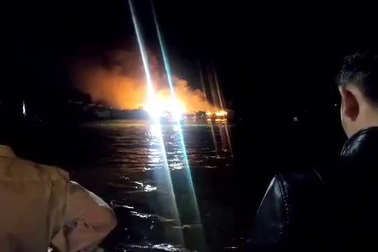 Ngọn lửa bốc lên dữ dội từ khu nhà chồ ở cửa sông Cái