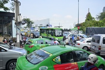 Đường vào sân bay kẹt cứng do rào chắn xây dựng cầu vượt