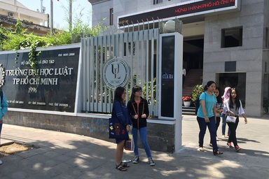 Sinh viên bị đình chỉ học vì mang tài liệu photo vào trường